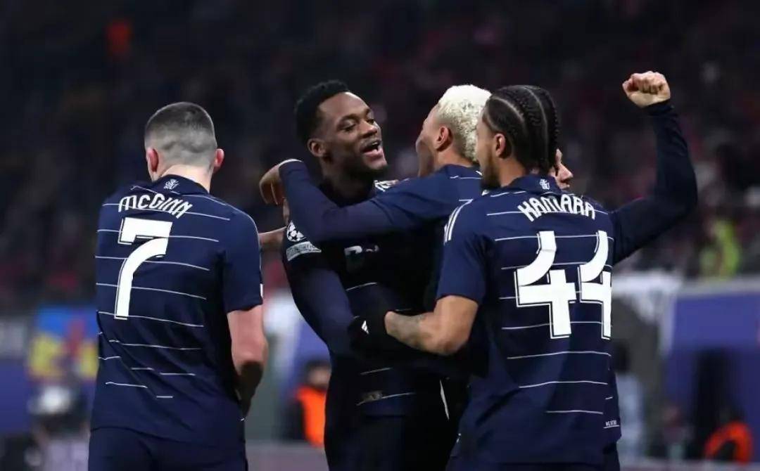 包含利物浦战胜亚特兰大，小组第一出线的词条