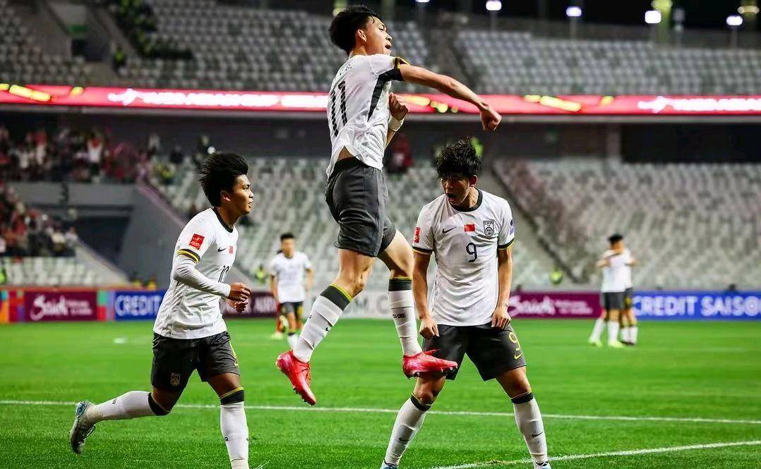 关于纷繁的比赛场面中，强劲的球员展现了实力的信息