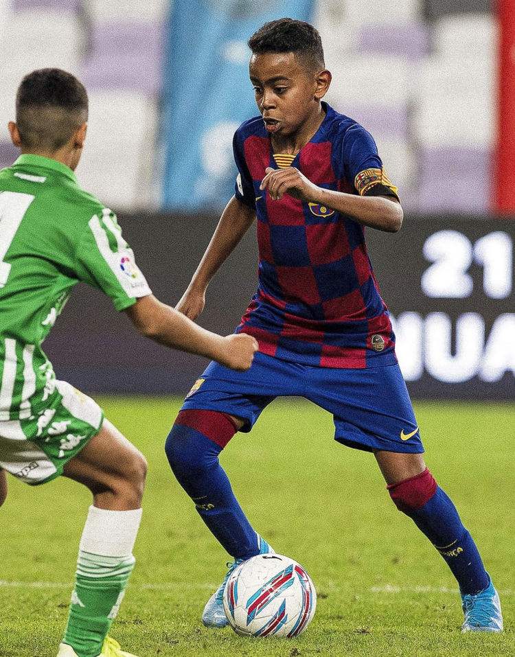 巴萨传射建功，波尔图新星横空出世，场边球探频频记笔记的简单介绍